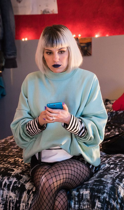 Angy es Mireia en la serie de Playz, 'Bajo la red'