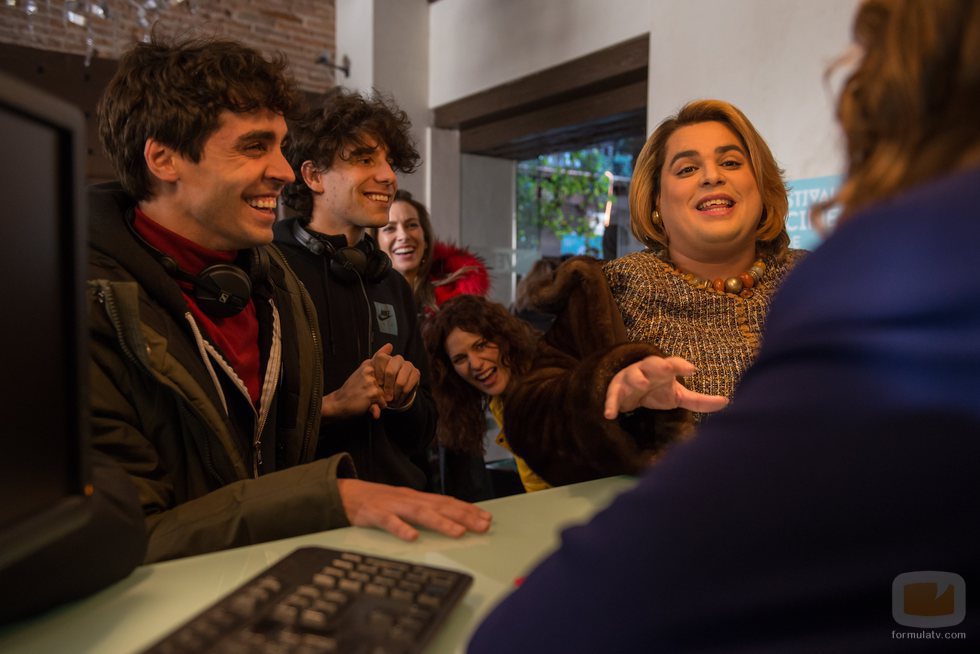 Javier Calvo, Brays Efe, Kira Miró, Lidia San José y Javier Ambrossi en el rodaje de la segunda temporada de 'Paquita Salas'