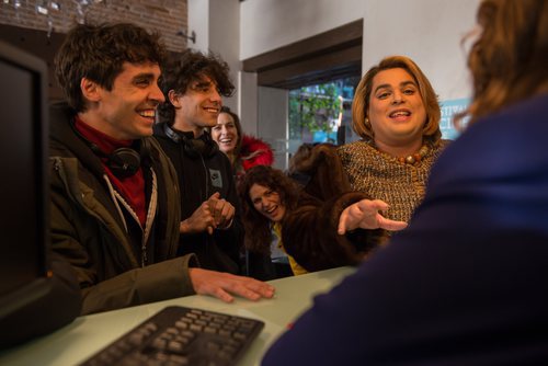 Javier Calvo, Brays Efe, Kira Miró, Lidia San José y Javier Ambrossi en el rodaje de la segunda temporada de 'Paquita Salas'