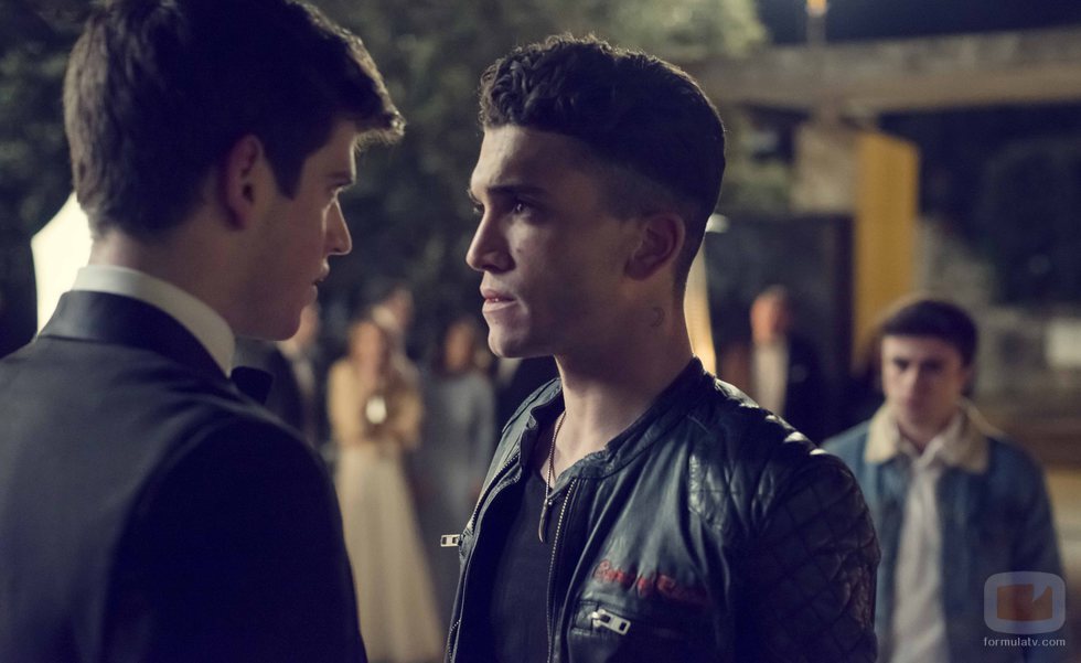 Miguel Bernardeau y Jaime Lorente en la serie de Netflix 'Élite'