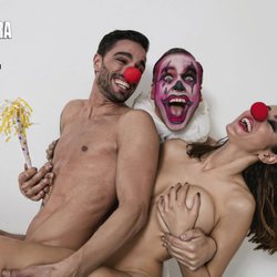 Cristian y Petra ('GH Revolution') posan desnudos junto a Torito disfrazado de payaso para Primera Línea