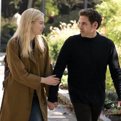 Emma Stone coge del brazo a Jonah Hill en la primera temporada de 'Maniac'