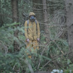 Sonny Lindberg se protege de los efectos de la lluvia en 'The Rain'