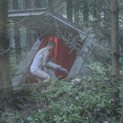 Rasmus y Simone en la puerta de un búnker en 'The Rain'