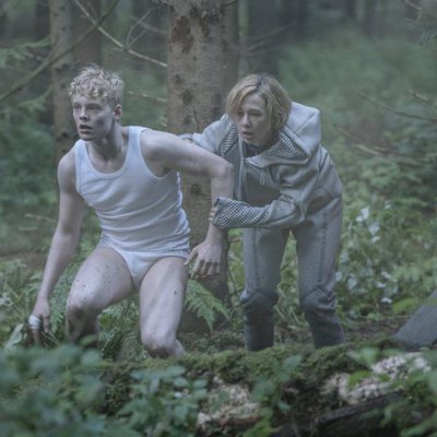 Lucas Lynggard Tønnesen y Alba August escapan en una imagen de 'The Rain'