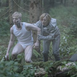 Lucas Lynggard Tønnesen y Alba August escapan en una imagen de 'The Rain'