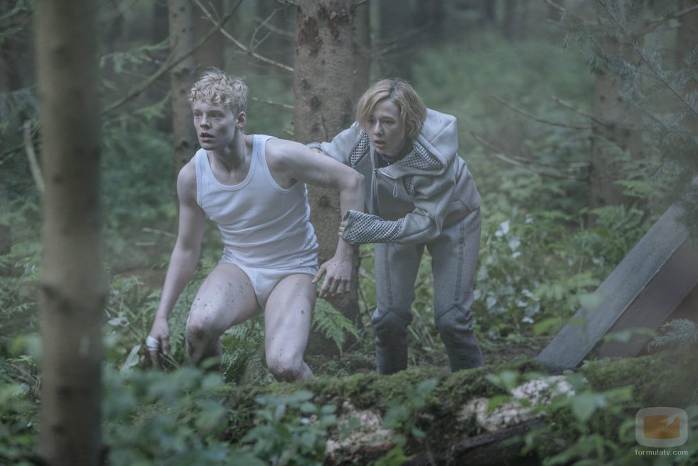 Lucas Lynggard Tønnesen y Alba August escapan en una imagen de 'The Rain'