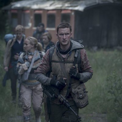 Rasmus, Lea, Patrick, Simone y Martin caminan en un capítulo de 'The Rain'