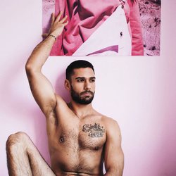Juanjo Hernández, concursante de 'Fama 3', posa semidesnudo en la cama