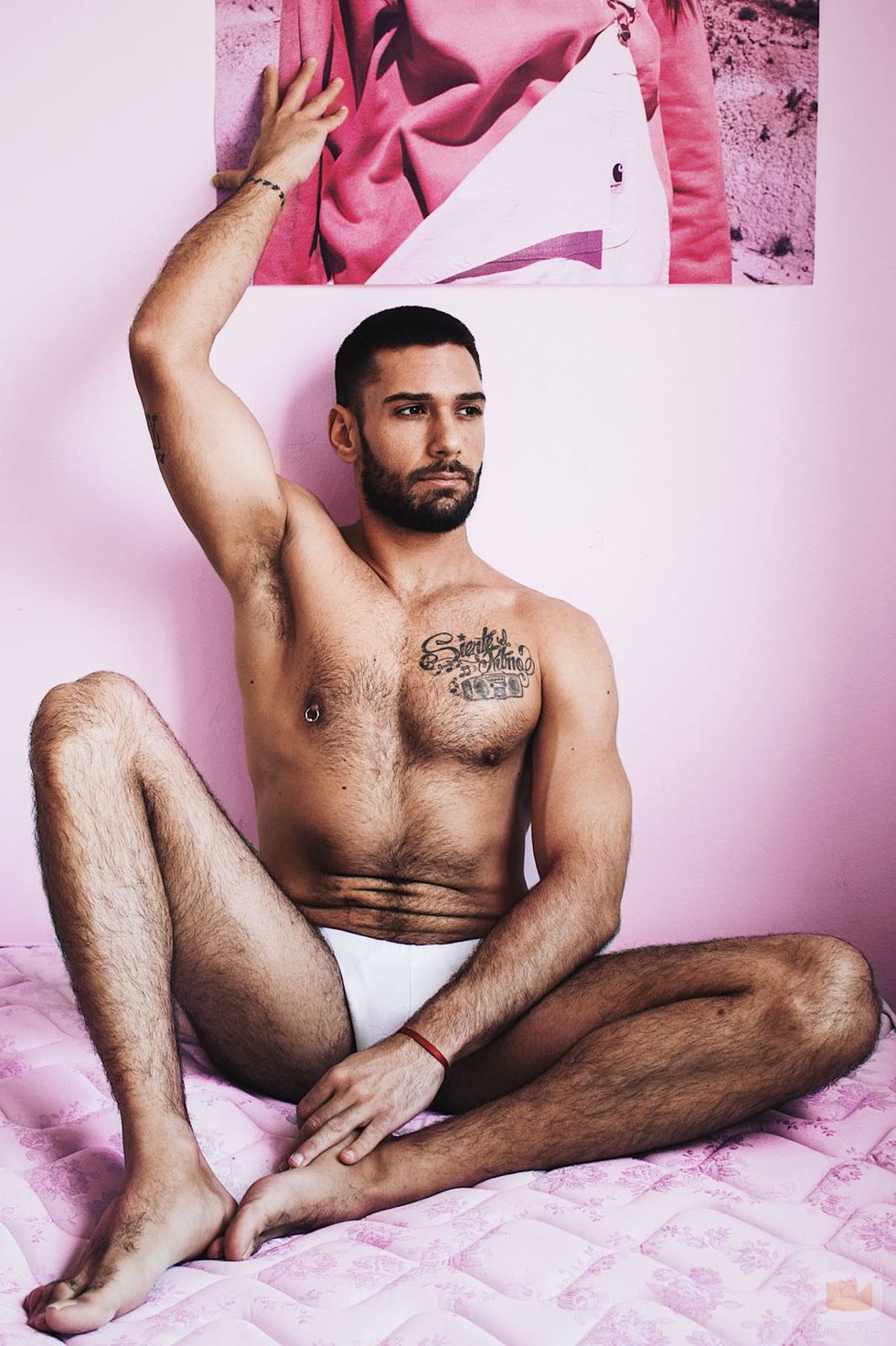 Juanjo Hernández, concursante de 'Fama 3', posa semidesnudo en la cama