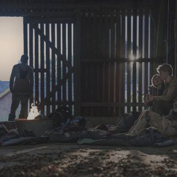 Simone, Rasmus, Beatrice y Lea se protegen en un granero en 'The Rain'