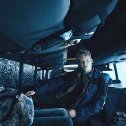 Rasmus en un autobús accidentado en una imagen de 'The Rain'