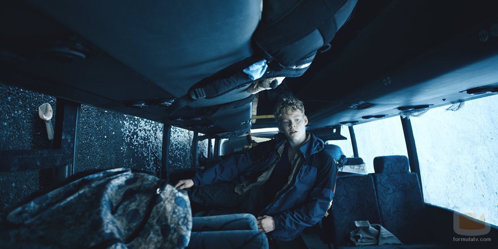 Rasmus en un autobús accidentado en una imagen de 'The Rain'