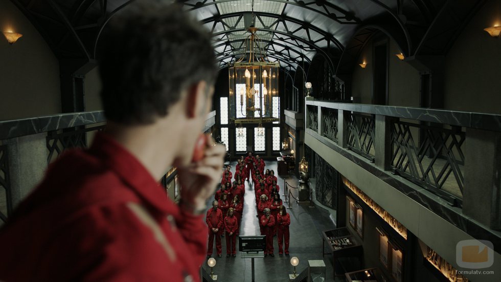 Berlín observa a los rehenes en el 1x05 de 'La Casa de Papel'