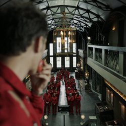 Berlín observa a los rehenes en el 1x05 de 'La Casa de Papel'