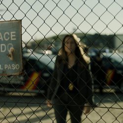 La inspectora Murillo delante de un desguace cerrado en el 1x06 de 'La Casa de Papel'