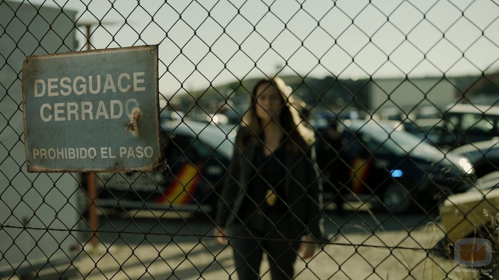 La inspectora Murillo delante de un desguace cerrado en el 1x06 de 'La Casa de Papel'