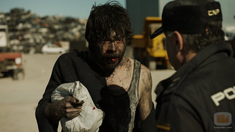 El Profesor improvisa un disfraz para escapar en el 1x05 de 'La Casa de Papel'