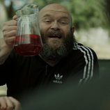 Helsinki con una jarra en la mano en el 1x06 de 'La Casa de Papel'