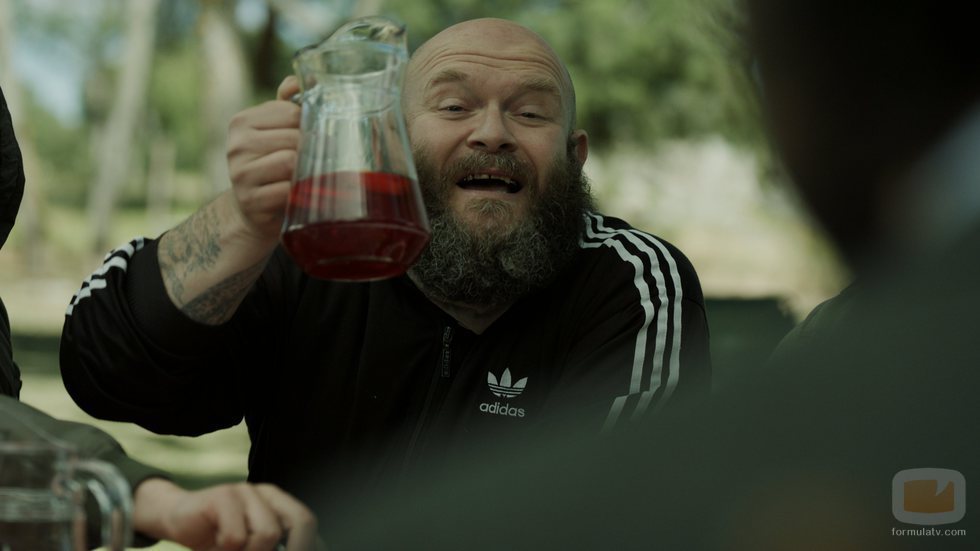 Helsinki con una jarra en la mano en el 1x06 de 'La Casa de Papel'