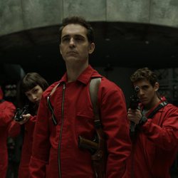 El equipo, con Berlín al frente, reciben a un nuevo visitante en el 1x07 de 'La Casa de Papel'