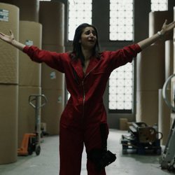 Nairobi levanta los brazos al ver el papel con el que se hace los billetes en el 1x06 de 'La Casa de Papel'