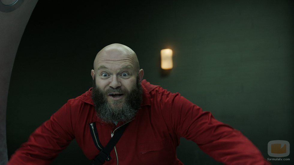 Helsinki mira sorprendido en el 1x08 de 'La Casa de Papel'