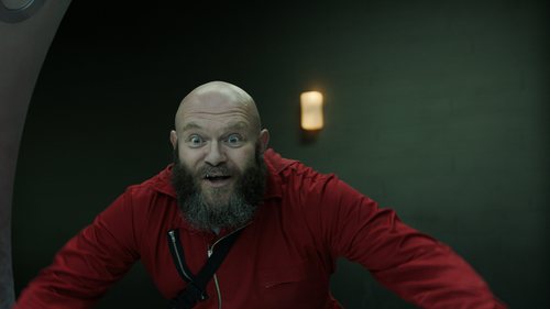 Helsinki mira sorprendido en el 1x08 de 'La Casa de Papel'