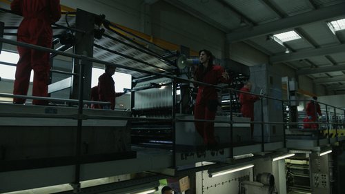 Nairobi grita por un megáfono para agilizar la creación de billetes en el 1x08 de 'La Casa de Papel'