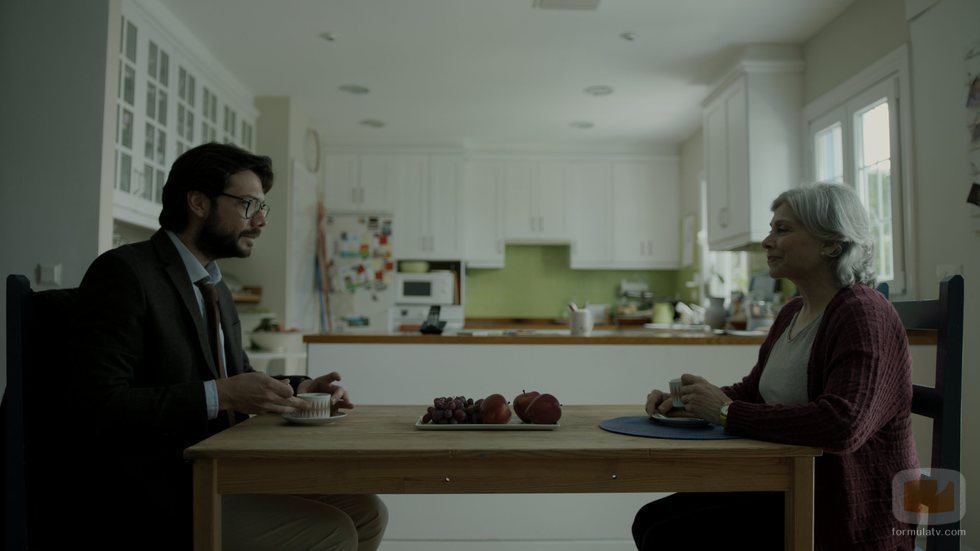 El Profesor y Mariví toman café en el 1x09 de 'La Casa de Papel'