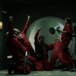 El grupo de atracadores gritan entusiasmados tras encontrar billetes en el 1x08 de 'La Casa de Papel'