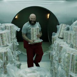 Los fajos de billetes siguen aumentando en el 1x10 de 'La Casa de Papel'