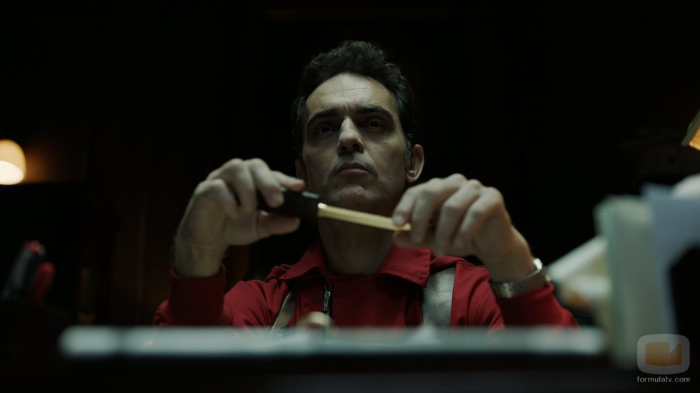 Berlín sostiene un abrecartas en el 1x08 de 'La Casa de Papel'
