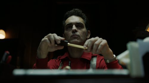 Berlín sostiene un abrecartas en el 1x08 de 'La Casa de Papel'