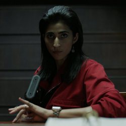 Nairobi sentada en una mesa y con mirada amenazante en el 1x08 de 'La Casa de Papel'