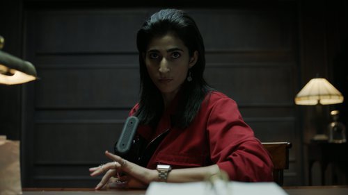 Nairobi sentada en una mesa y con mirada amenazante en el 1x08 de 'La Casa de Papel'