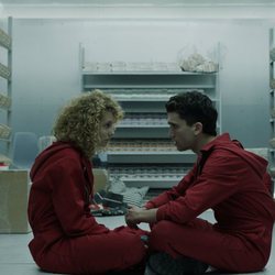 Mónica y Denver charlan en la caja acorazada de la Fábrica de la Modena y Timbre en el 1x09 de 'La Casa de Papel'