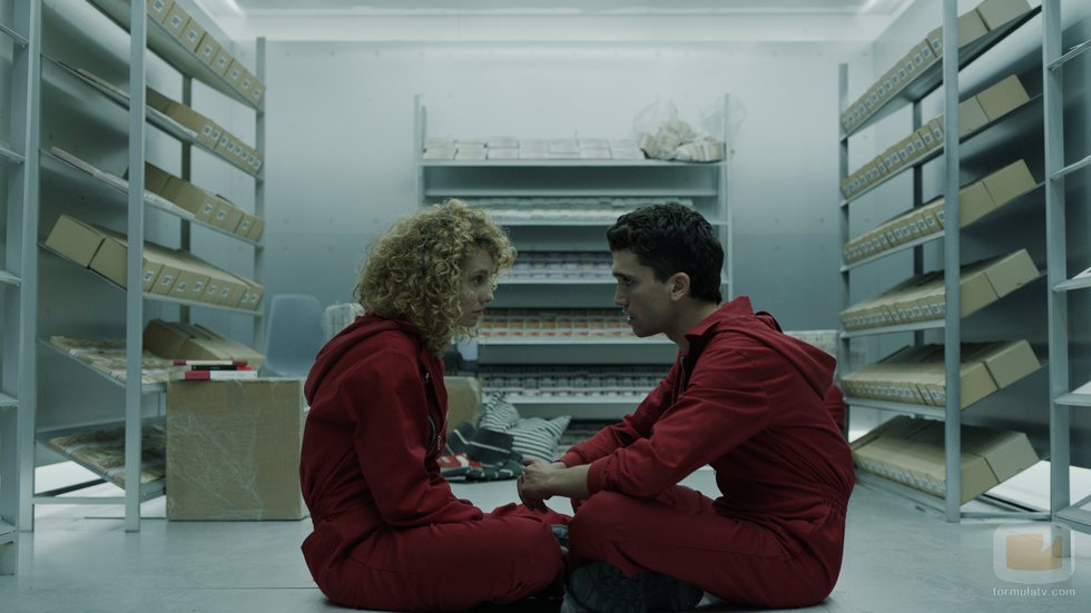 Mónica y Denver charlan en la caja acorazada de la Fábrica de la Modena y Timbre en el 1x09 de 'La Casa de Papel'