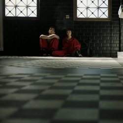 Río y Tokio sentados en el baño en el 1x08 de 'La Casa de Papel'
