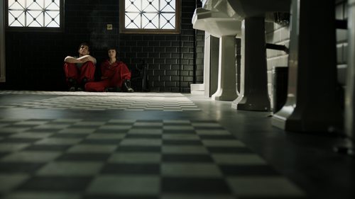 Río y Tokio sentados en el baño en el 1x08 de 'La Casa de Papel'