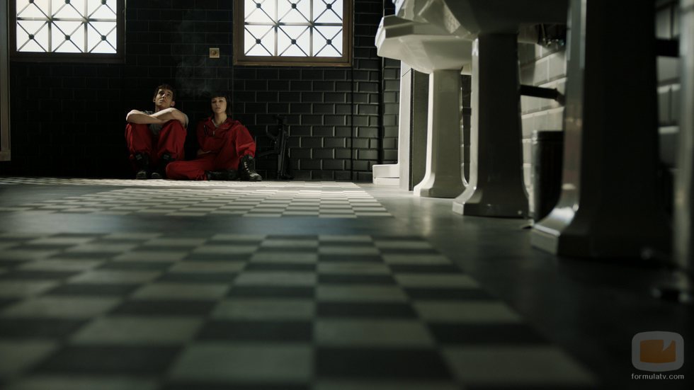 Río y Tokio sentados en el baño en el 1x08 de 'La Casa de Papel'