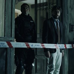 El Profesor acompaña a la policía en un registro en el 1x10 de 'La Casa de Papel'