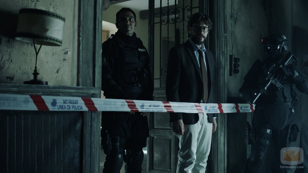 El Profesor acompaña a la policía en un registro en el 1x10 de 'La Casa de Papel'