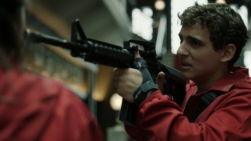 Río apunta con una metralleta a una de las rehenes en el 1x09 de 'La Casa de Papel'