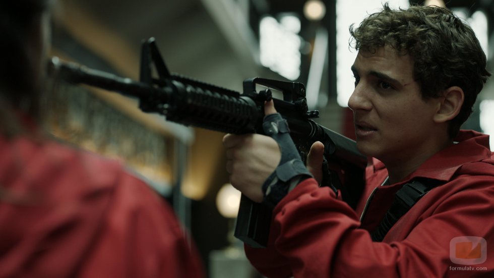 Río apunta con una metralleta a una de las rehenes en el 1x09 de 'La Casa de Papel'