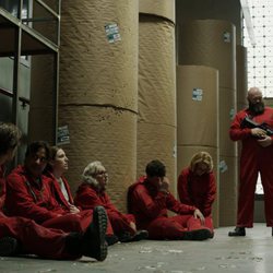 Helsinki junto a un grupo de rehenes entre bobinas en el 1x08 de 'La Casa de Papel'