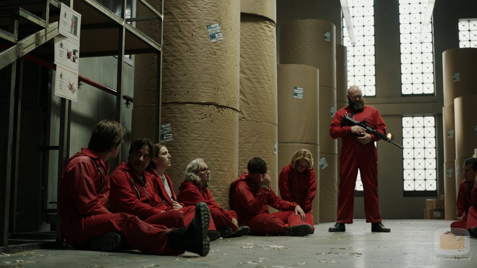 Helsinki junto a un grupo de rehenes entre bobinas en el 1x08 de 'La Casa de Papel'
