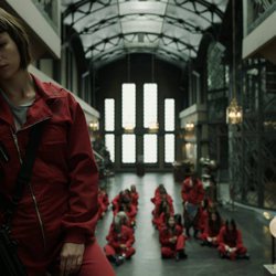 Tokio se apoya pensativa en una escalera en el 1x09 de 'La Casa de Papel'