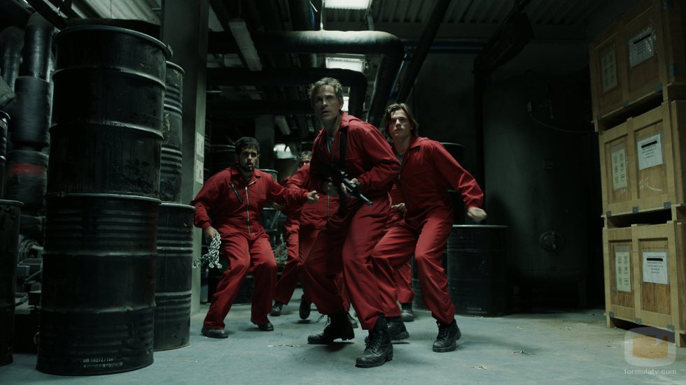 Berlín y un grupo de rehenes armados en el 1x08 de 'La Casa de Papel'