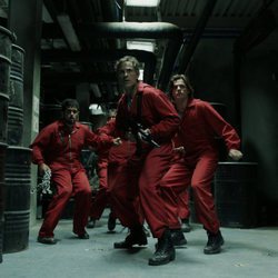 Berlín y un grupo de rehenes armados en el 1x08 de 'La Casa de Papel'